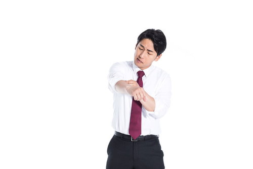 Yシャツの袖丈が気になる会社員