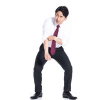 腕まくりして本気とやる気を見せたい新入社員の写真