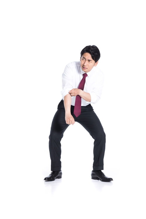 腕まくりして本気とやる気を見せたい新入社員