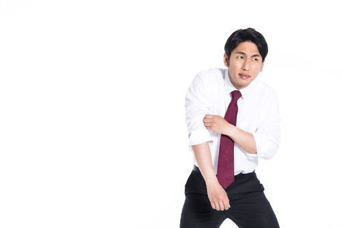 腕まくりして本気を見せる頼もしい先輩会社員