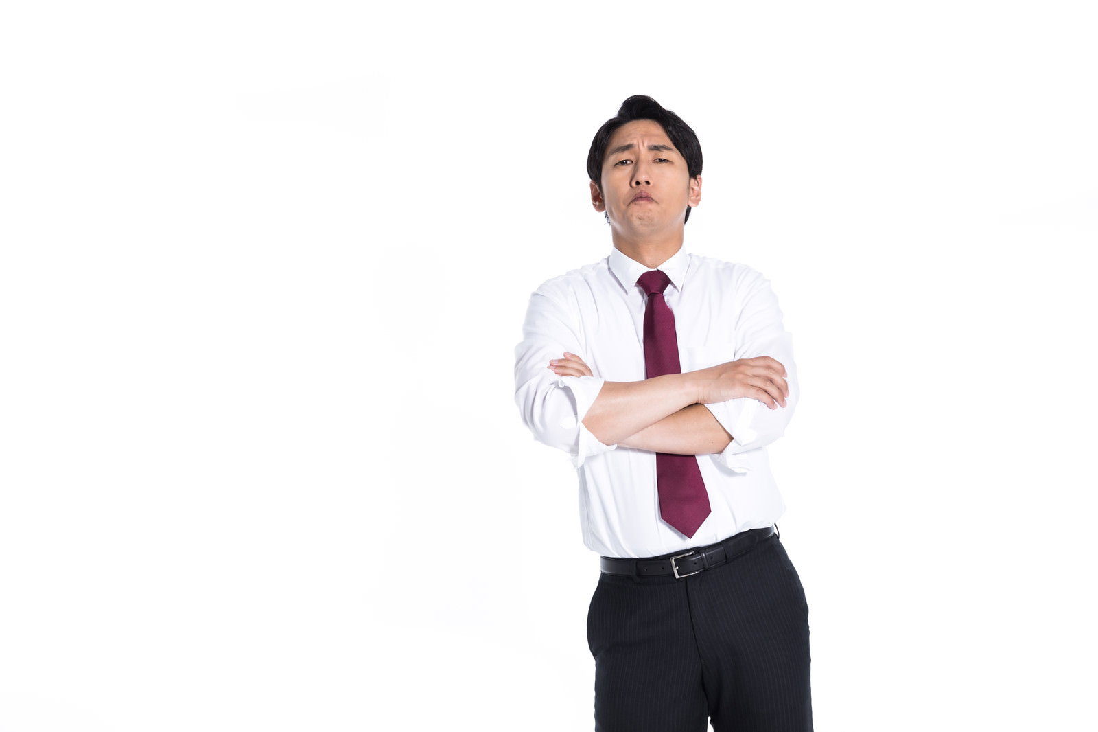 白いシャツに紫のネクタイの男性が腕組みをして強い表情を見せて［モデル：大川竜弥］