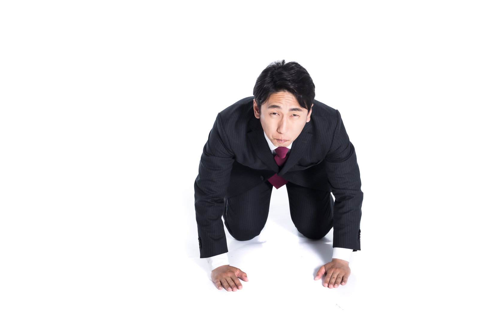 オフィスで土下座して謝る会社員［モデル：大川竜弥］