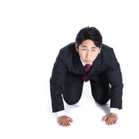 オフィスで土下座して謝る会社員の写真