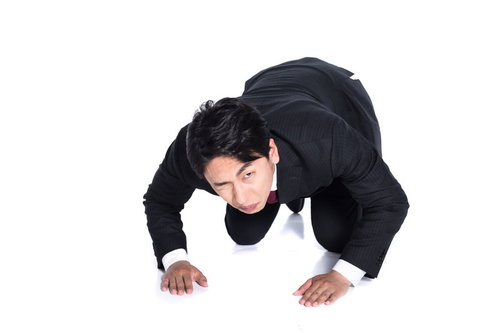 クレームに土下座しながら様子を伺う平社員