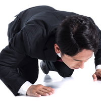 大失態で渾身のDOGEZA、スーツ姿の男性が土下座の写真