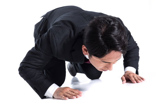 大失態で渾身のDOGEZA、スーツ姿の男性が土下座