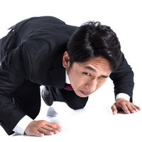 隣にいるマネージャーに助けを求めて土下座する男性の写真