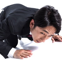 土下座マンの謝罪（スーツ姿の男性）の写真