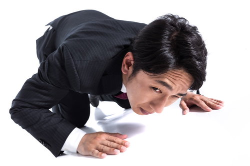土下座マンの謝罪（スーツ姿の男性）