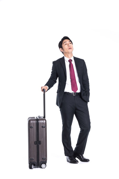 出張の待ち合わせでクライアントが来ない男性