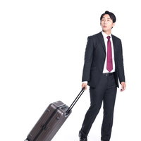 出張で待ち合わせ場所を探すスーツ姿の男性の写真