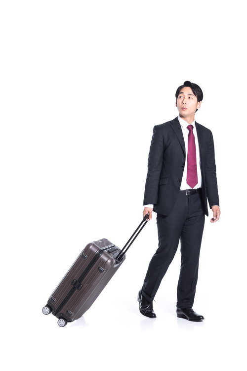 出張で待ち合わせ場所を探すスーツ姿の男性