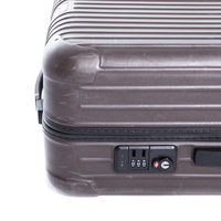 グレーのスーツケースに取り付けられたダイヤルロック式の鍵の写真