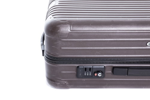 グレーのスーツケースに取り付けられたダイヤルロック式の鍵