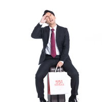 汗がとまらない大阪帰りの多忙な会社員、手土産のキャリーバッグを持ち疲労を見せるの写真