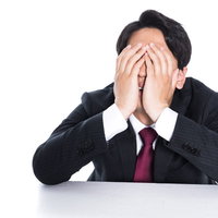 やってもうた（顔面蒼白）失態を犯した会社員の男性の写真