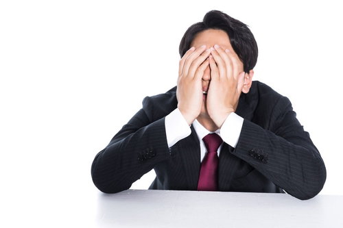 やってもうた（顔面蒼白）失態を犯した会社員の男性