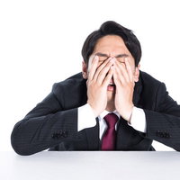 こんなブラック企業で働きたくないと苦しむ35年ローン男性の写真