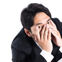 見てますよ！監視と凝視に怯える疲れた会社員の悲鳴の写真