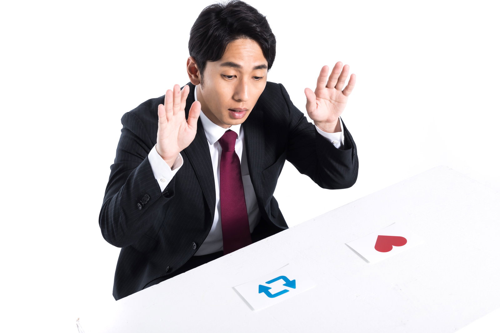 スーツ姿の男性がハートマークとリツイートマークに向かって両手を上げている［モデル：大川竜弥］