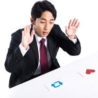 ソーシャル接待中、スーツ姿の男性がリツイートといいねを表現の写真