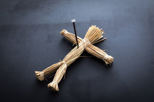 働きたくないという恨みを込めて五寸釘を刺された藁人形