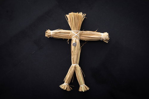 竹串が刺さった藁人形による復讐と怨念の呪い