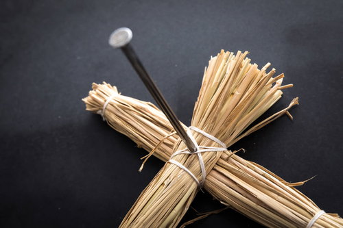 藁人形の胸を五寸釘でぶっさす呪いの儀式。日本の民俗怪談