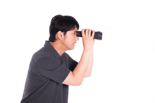 遠すぎて双眼鏡でもなかなか見えづらい男性