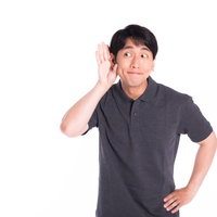 回答を待つ質問者、聞き耳を立てる男性の情報収集の写真