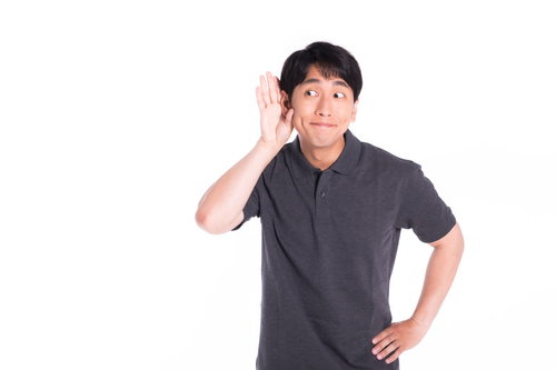 回答を待つ質問者、聞き耳を立てる男性の情報収集