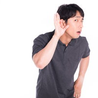挑発的な態度で文句を言うクレーマー男性が携帯電話で通話する様子の写真