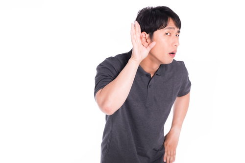 挑発的な態度で文句を言うクレーマー男性が携帯電話で通話する様子