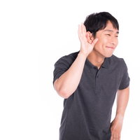 お褒めの言葉に喜ぶショップ店員の男性の顧客対応の写真