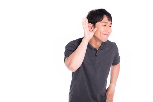 お褒めの言葉に喜ぶショップ店員の男性の顧客対応