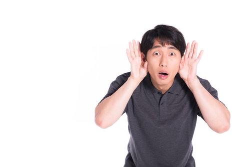 びっくりして両耳に手を当てて再度聞き直す男性