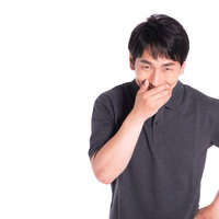 論破して勝利を確信したクレーマーの男性がニヤニヤ笑うの写真