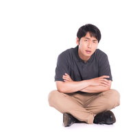 床に座り込んで動かないクレーマーの男性の不満そうな表情の写真