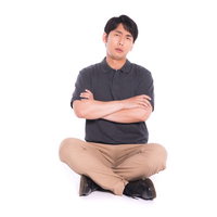 腕を組んで床に座り込み主張を繰り返すプロ市民の男性の写真