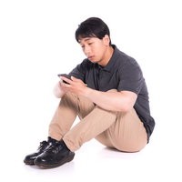 課金しないと攻略が難しくて疲れ切った様子の無課金ユーザーの男性の写真