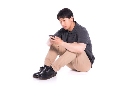 課金しないと攻略が難しくて疲れ切った様子の無課金ユーザーの男性