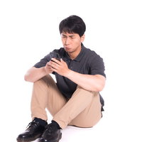 ガチャ運がないゲーマー、スマホで一人遊びの写真