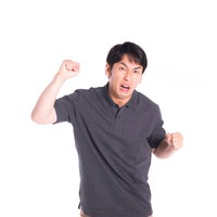 拳を振り上げて怒るモンスタークレーマーの男性の写真