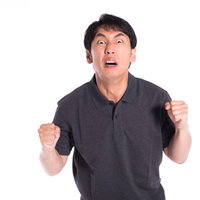 目をむいて怒る男性の激怒表現の写真