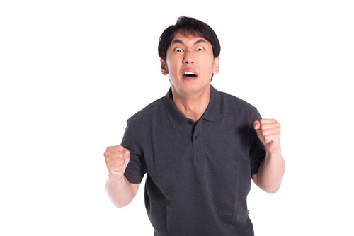 目をむいて怒る男性の激怒表現