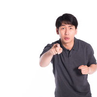 誇大広告だとイチャモンをつける男性が指をさして怒るの写真