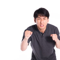 怒りをぶつける男性のイライラ表情の写真