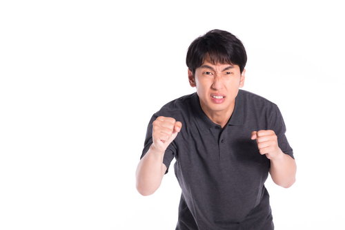 怒りをぶつける男性のイライラ表情