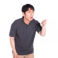自分だけ仲間はずれにされた男性が指差しで指摘の写真