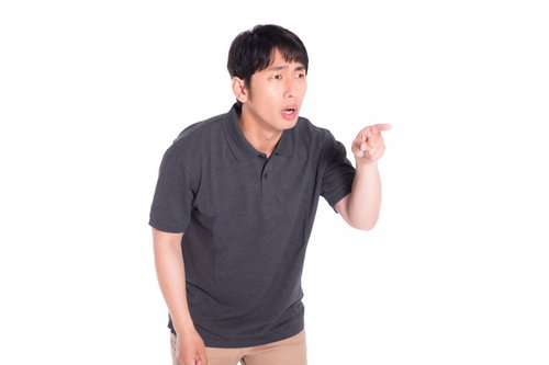 自分だけ仲間はずれにされた男性が指差しで指摘